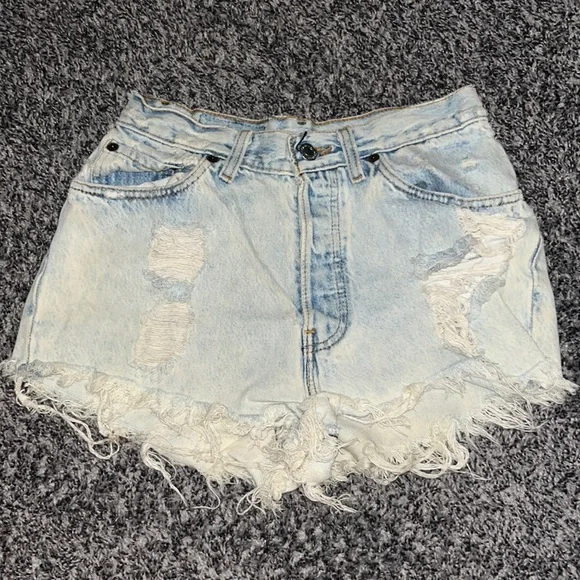 Vintage Levi Jean shorts - Picture 2 of 4